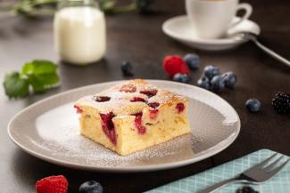 Buttermilchkuchen mit Beeren