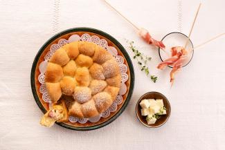 Speck-Brioche-Torte mit Schafkäse 
