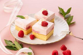 Apfelfrizzanteschnitte mit Himbeeren