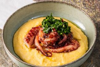 Gegrillter Oktopus mit Gremolata und Thymianpolenta