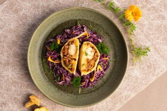 Erdäpfelknödel mit Eierschwammerlfülle