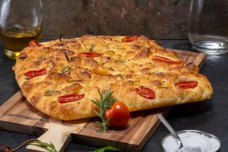 Focaccia mit Oliven und Kirschparadeisern 