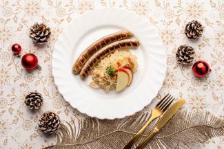 Bratwürstel mit Apfel-Sauerkraut