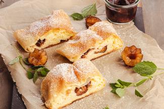 Milchreis-Topfen-Strudel mit Rotweinzwetschken