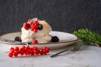 Pavlova mit Beeren und Vanillecustard