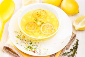 Zitronensuppe mit Maiskolben und Thymian