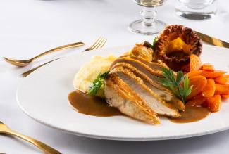 Gebratene Hühnerbrust mit Yorkshire Pudding