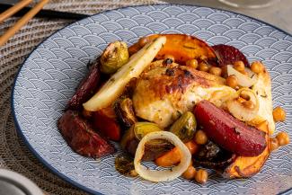 Ofengemüse mit Kichererbsen und Hühnerkeulen