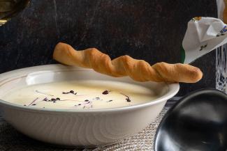Weinschaumsuppe mit Knusperstangerln
