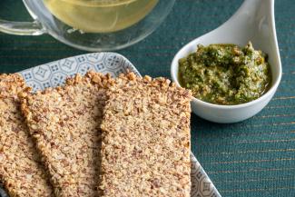 Wildkräuterpesto mit Hanfsamen und Crackern