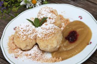 Knödel aus Bröseltopfen