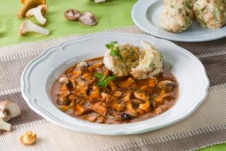 Schwammerlgulasch mit Semmelknödel