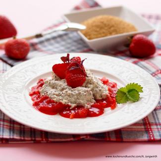 Amaranthcreme mit Erdbeersauce