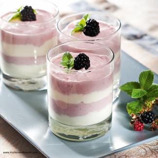 Ambrosiacreme mit Waldbrombeeren