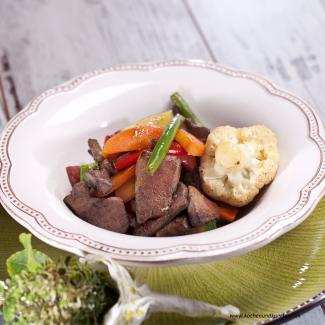 Bunter Kalbslebereintopf mit Lorbeer, Zitronenthymian und Gemüse 