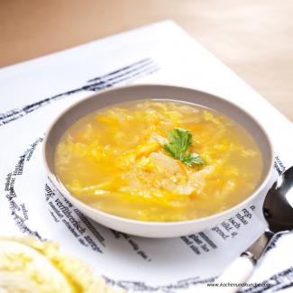 Chinakohlsuppe mit Äpfeln, Karotten und Ingwer