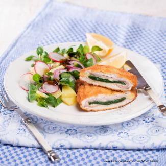 Paniertes Putenschnitzel mit Mangold-Schinken-Käse-Fülle und Erdäpfel-Vogerlsalat