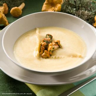 Eierschwammerl-Rahmsuppe mit Frischkäseravioli