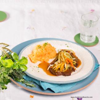 Esterházy-Rindsschnitzel mit Gemüsepüree