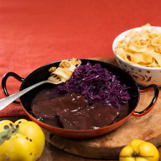 Gamsschnitzel mit Quitten-Rotkraut und Walnussnudeln