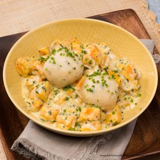 Pikante Topfenknödel auf Rahmkürbisgemüse