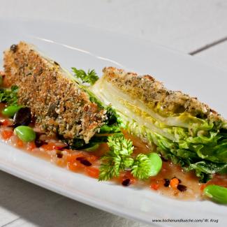 Gebackenes Salatherz in Kürbiskernkruste