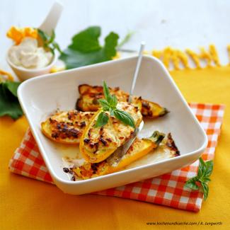 Gefüllte gelbe Zucchini
