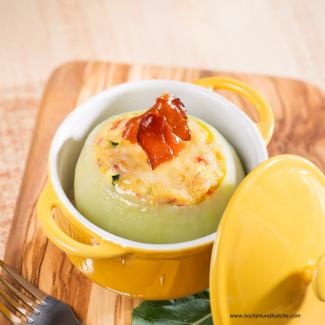 Mit Polenta, Gemüse und Speck gefüllter Kohlrabi