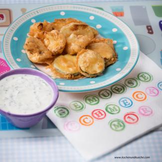 Gemischtes Gemüse im Backteig mit Joghurt-Kräuter-Dip