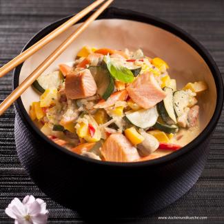 Gemüsepfanne mit Lachsforelle