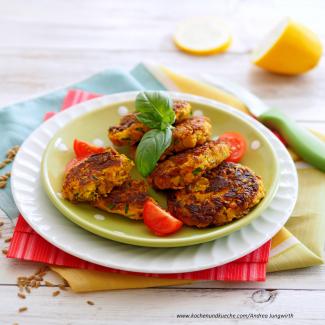 Gemüse-Grünkern-Laibchen mit Kräuter-Dip