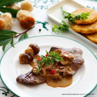 Hirschschnitzel mit frischen Steinpilzen in Cognac-Rahmsauce