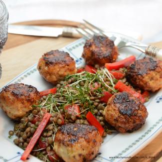 Hühnerfleischbällchen auf Kresse-Linsen-Salat