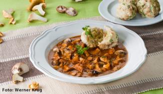 Schwammerlgulasch mit Semmelknödel, Eierschwammerl, Pifferlinge