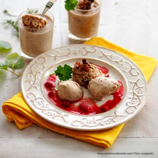 Süße Mousse mit Käferbohnenkrokant