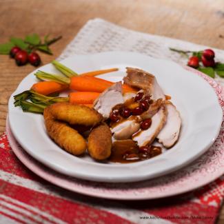 Kaninchenrücken mit Hagebuttensauce und Erdäpfelkroketten