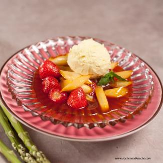 Karamellisierter Spargel mit Erdbeeren und Vanilleeis