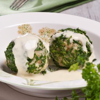 Kräuterknödel mit cremiger Käsesauce