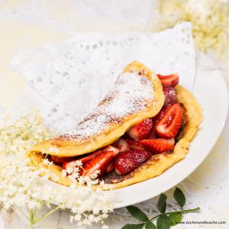 Hollerblütenomelett mit Erdbeerragout