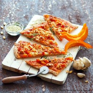 Herbstliche Hanfsamenpizza mit Kürbis und Schafkäse