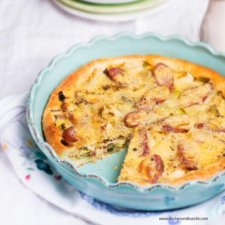 Quiche aus Topfenteig mit Porree und Wurst