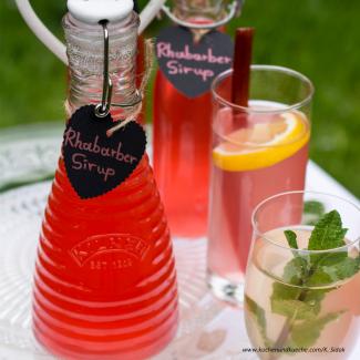 Rhabarbersirup mit Zitronenmelisse