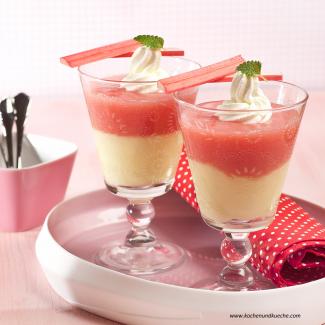 Schichtdessert aus Rhabarber und Pudding 