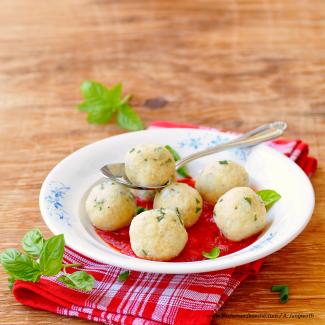 Ricotta-Knödel mit Basilikum und Paradeisersauce