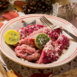 Rote Rüben Nockerln mit Salbeibutter