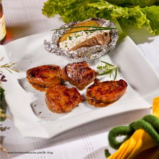 Würzig marinierte Schweinsmedaillons vom Grill mit Folienerdäpfel und Honigdip