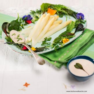 Weißer Spargel mit Thunfischsauce und Blüten-Kräuter-Salat
