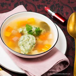 Spinatnocken in der Gemüsesuppe