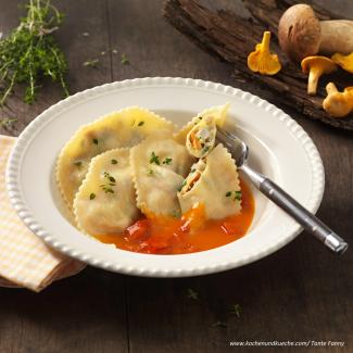 Teigtaschen mit Pilzen und Paprikasauce