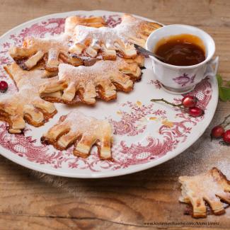 Topfenblätterteig-Kronen mit Hagebuttenmarmelade